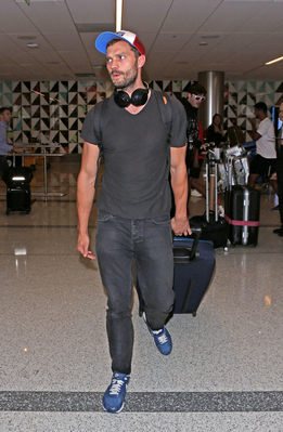 x17_jamie_dornan_lax_080117_09.jpg